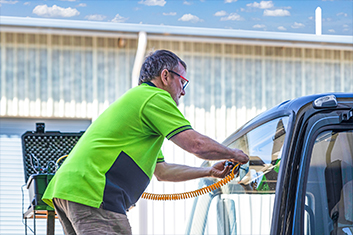 repairing car windscreen crack